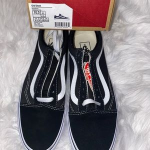 Brand new pair of vans shoes.